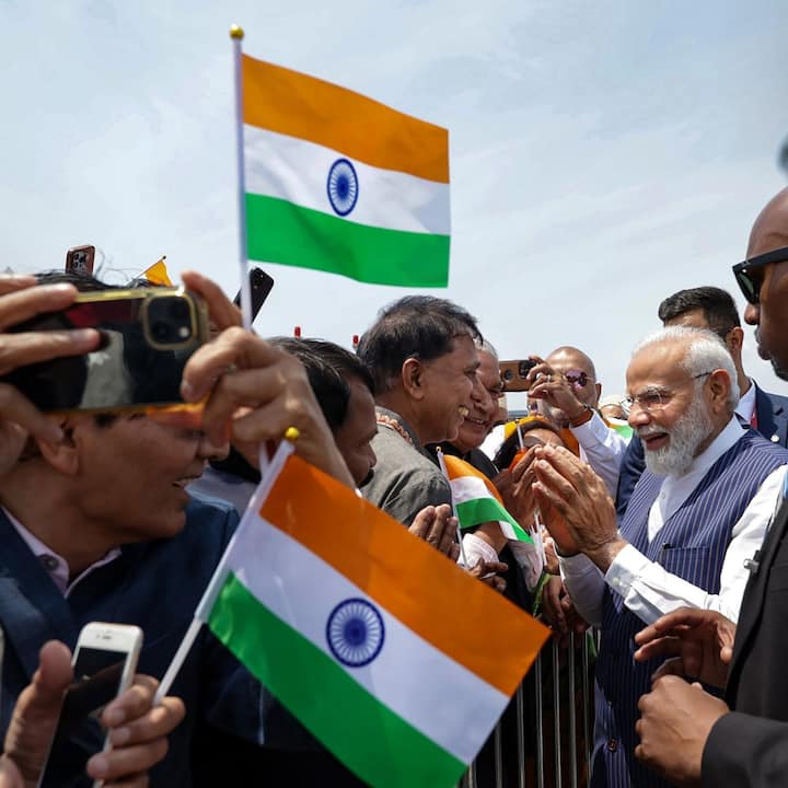 গতকালই নিউ ইয়র্কে পা রাখেন প্রধানমন্ত্রী। তাঁকে প্রবাসী ভারতীয়রা বিশাল উচ্ছ্বাসের মাধ্যমে স্বাগত জানান। পরে নোবেলজয়ী, শিক্ষাবিদ, শিল্প জগতের মানুষ, লেখক, গণীতজ্ঞ ও চিকিৎসা জগতের মানুষদের সঙ্গে একাধিক বৈঠক করেন মোদি।