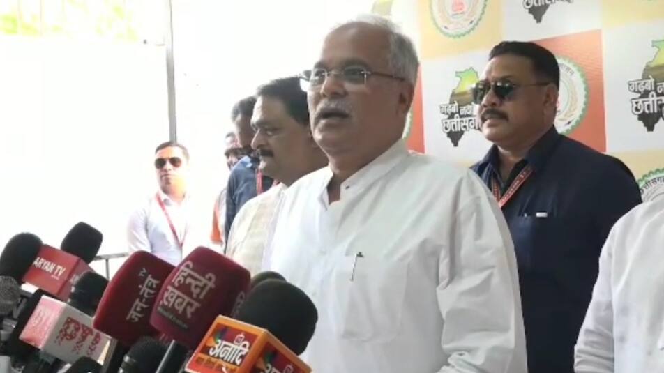 Chhattisgarh News: CM भूपेश बघेल ने दी सलाह, कहा- 'प्रधानमंत्री को शेर कहना ठीक नहीं क्योंकि...' CM Bhupesh Baghel gave advice to former Chief Minister Raman Singh, said It is not right to call PM a lion Chhattisgarh News: CM भूपेश बघेल ने दी सलाह, कहा- 'प्रधानमंत्री को शेर कहना ठीक नहीं क्योंकि...'