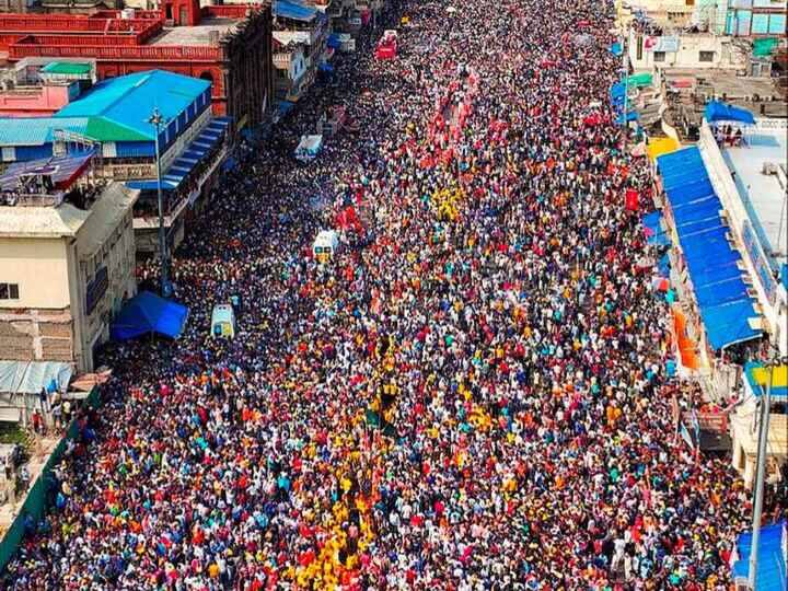 पुरी में भगवान जगन्नाथ की रथ यात्रा में श्रद्धालुओं की भारी भीड़ जुटी. उत्सव के दौरान श्रद्धालुओं ने पहाड़ी अनुष्ठान किया.
