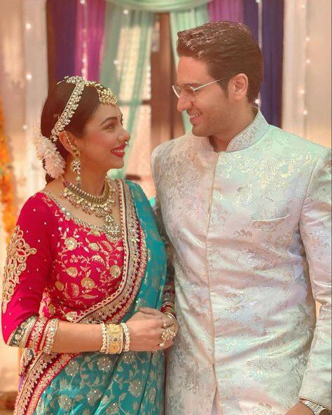 ਇਸ ਦੇ ਉਲਟ, ਪੈਰ ਦੀ ਸੱਟ ਕਾਰਨ ਅਨੁਜ ਆਪਣੀ ਅਨੁਪਮਾ ਨੂੰ ਆਪਣੀ ਗੋਦ ਵਿਚ ਚੁੱਕ ਲਵੇਗਾ ਅਤੇ ਉਸ ਨੂੰ ਹਰ ਪਾਸੇ ਇਸ ਤਰ੍ਹਾਂ ਮੁਸਕਰਾਉਂਦਾ ਲਿਆਏਗਾ।