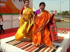 चंद्रकोर, ठुशीसह मराठमोळा साज... गेट वे ऑफ इंडियाजवळ नऊवारीत तब्बल 90 महिलांचा योगाभ्यास