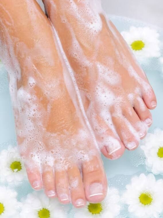 रात में पैर धोकर सोने से सेहत को मिलते हैं ये गजब के फायदे