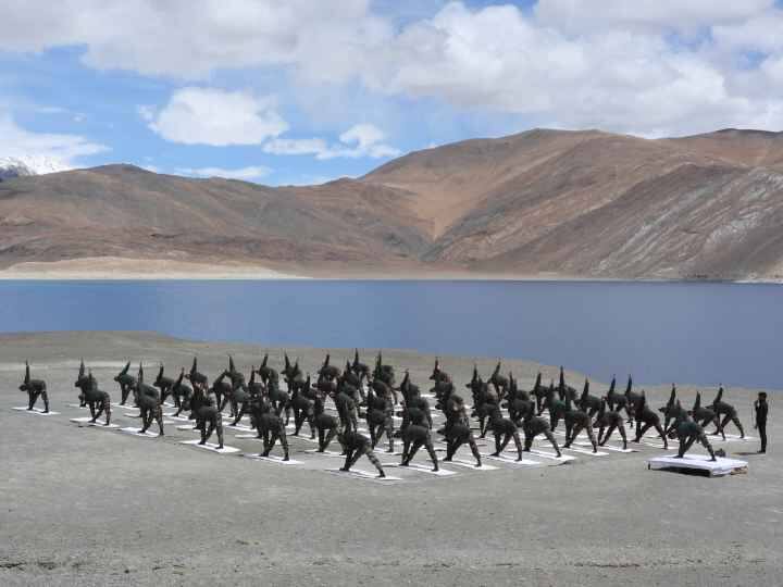 Yoga Day Celebration: दुनियाभर में आज 9वां अंतरराष्ट्रीय योग दिवस मनाया जा रहा है. इस खास मौके पर देश के अलग-अलग राज्यों में जवानों से लेकर आम लोगों में भी योगा को लेकर उत्साह दिखा.