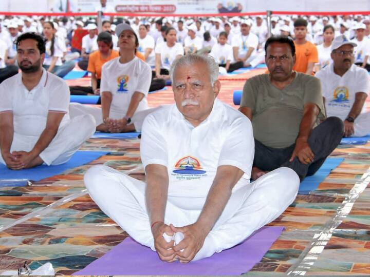 International Yoga Day 2023 Haryana CM Manohar Lal Khattar participated in Yoga Day program Yoga Day 2023: योग दिवस पर कार्यक्रम में शामिल हुए सीएम खट्टर, कहा- 'जिंदगी में तनाव खत्म करने में दवाई...'