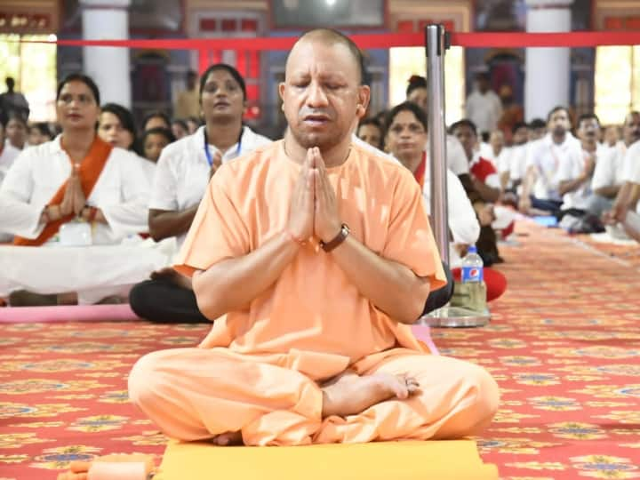 International Yoga Day 2023: सीएम योगी आदित्यनाथ (Yogi Adtiyanath) चार दिवसीय दौरे पर गोरखपुर में हैं. इस दौरान उन्होंने बुधवार को गोरखपुर में ही अंतरराष्ट्रीय योग दिवस पर एक कार्यक्रम में योग किया.