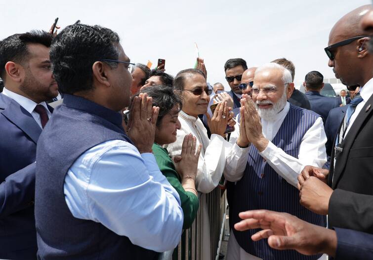 PM Modi US Visit: This is how PM Modi met the people of Indian community in New York, watch video PM Modi US Visit: ન્યૂયોર્કમાં PM મોદીનું ભવ્ય સ્વાગત, આ રીતે મળ્યા ભારતીય સમુદાયના લોકોને, જુઓ વીડિયો