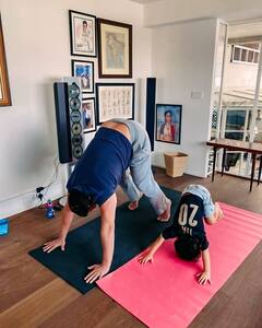 International Yoga Day 2023 पर पापा के साथ योग करते दिखे जेह बाबा, तो तैमूर ने की बॉक्सिंग