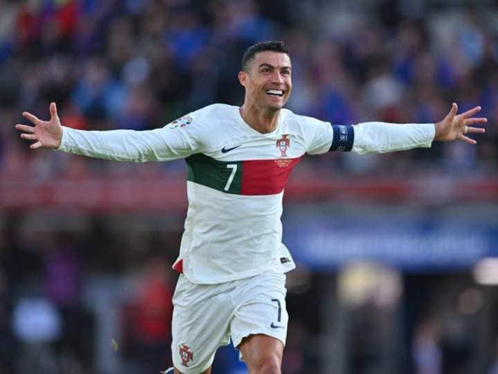 Ronaldo 200th Match: 200 इंटरनेशनल मैच खेलने वाले पहले खिलाड़ी बने क्रिस्टियानो रोनाल्डो, गोल कर खास अंदाज में मनाया जश्न Cristiano Ronaldo becoming the first male player EVER to make 200 international appearances Ronaldo 200th Match: 200 इंटरनेशनल मैच खेलने वाले पहले खिलाड़ी बने क्रिस्टियानो रोनाल्डो, गोल कर खास अंदाज में मनाया जश्न
