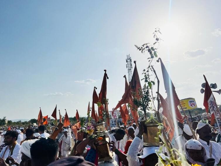 maharashtra news nashik news Sant Nivruttinath palkhi entered Solapur district, while Muktabai palakhi stayed in Bhum city Ashadhi Wari : नाथांच्या पालखीला वीस दिवस पूर्ण, 299 किमीचा पायी प्रवास, तर मुक्ताबाईंच्या पालखीचा 348 किमीचा पायी प्रवास