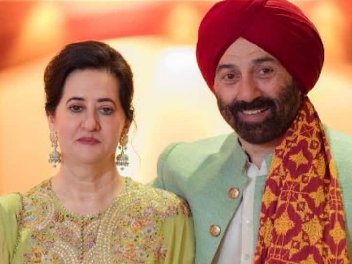 Pooja Deol Photos surfaces on social media looks sad netizens trolled sunny deol करण-द्रिशा की शादी में सालों बाद सनी देओल संग नजर आईं वाइफ पूजा, उदास चेहरा देख लोग बोले- 'वो खुश नहीं लग रही हैं'
