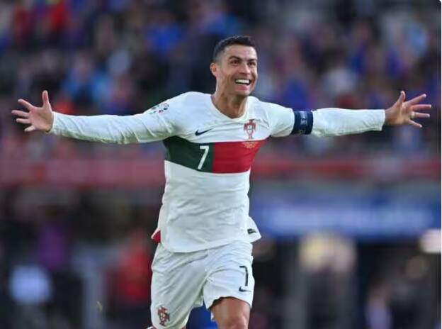 Euro 2024 Qualifiers: Cristiano Ronaldo hits late Portugal winner 200th cap against Iceland watch his reaction Cristiano Ronaldo: 200 ਇੰਟਰਨੈਸ਼ਨਲ ਮੈਚ ਖੇਡਣ ਵਾਲੇ ਪਹਿਲੇ ਖਿਡਾਰੀ ਬਣੇ ਕ੍ਰਿਸਟੀਆਨੋ ਰੋਨਾਲਡੋ, ਗੋਲ ਕਰਕੇ ਖਾਸ ਅੰਦਾਜ਼ 'ਚ ਮਨਾਇਆ ਜਸ਼ਨ