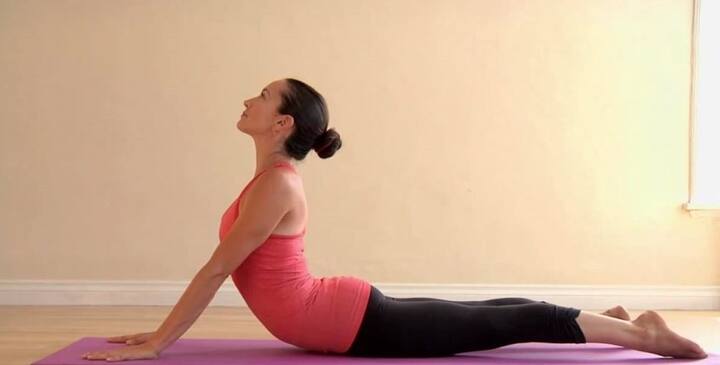 ભુજંગાસન આ આસન વધતી ઉંમરની મહિલાઓ માટે શ્રેષ્ઠ આસનોમાંનું એક છે. તે તમને તમારા શરીરના ઉપરના ભાગમાં ખેંચાણનો અનુભવ કરાવે છે પરંતુ તે ચહેરા પર ચમક પણ લાવે છે.