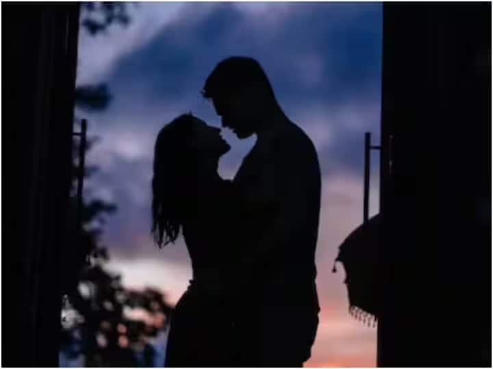 a young men died because his girlfriend was love bite you know love bite side effects world news marathi Love Bite Side Effects :  गर्लफ्रेंडने बॉयफ्रेंडला दिला 'लव्ह बाइट', या चुकीमुळे प्रियकराने गमावला जीव; जाणून घ्या असं का झालं?