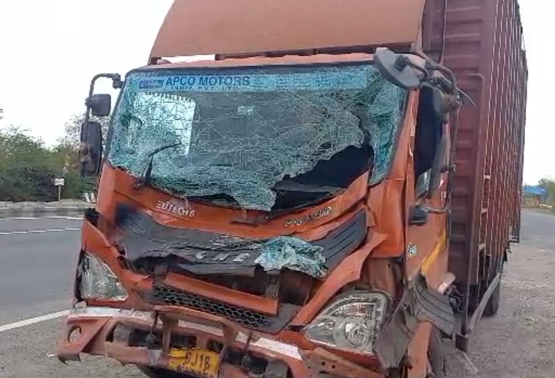 Vadodara: વડોદરામાં ગમખ્વાર અકસ્માત, પુરપાટ આવતી આઇસરે કારને પાછળથી મારી ટક્કર, ત્રણના ઘટનાસ્થળે જ મોત Vadodara: Three killed in an accident between a car and an icer on the highway in Vadodara Vadodara: વડોદરામાં ગમખ્વાર અકસ્માત, પુરપાટ આવતી આઇસરે કારને પાછળથી મારી ટક્કર, ત્રણના ઘટનાસ્થળે જ મોત