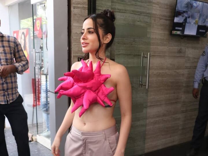 उर्फी जावेद आए दिन नई-नई चीजों से ड्रेस बनाकर एक्सपेरिमेंट करती रहती हैं. कभी वो हैंड बैग से वन पीस ड्रेस बना लेती हैं तो कभी च्विंगम से बना टॉप पहन लेती हैं. इसी कड़ी में अब उर्फी एक नए ड्रेस के साथ सामने आई हैं.