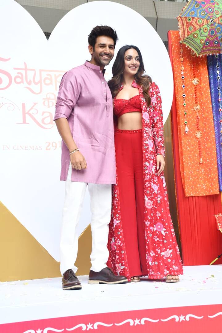 অন্যদিকে কার্তিক পরেছিলেন গোলাপি কুর্তা। দুজনেই আজ জমিয়ে দিয়েছিলেন গান মুক্তির আসর। মুক্তি পাওয়া গানে জমিয়ে গরবার তালে পা মেলাতে দেখা গেল নায়ক নায়িকাকে। গাঢ় ঝলমলে পোশাকে কার্তিক ও কিয়ারা একেবারে মানানসই।