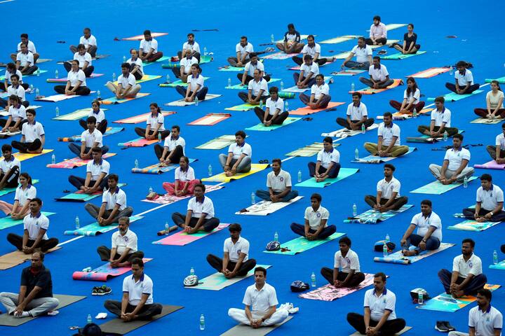 Yoga Benefits: ক্লান্তি দূর করতেও যোগব্যায়ামের উপকারিতা রয়েছে বলে দাবি করা হয়েছে ওই সমীক্ষায়।