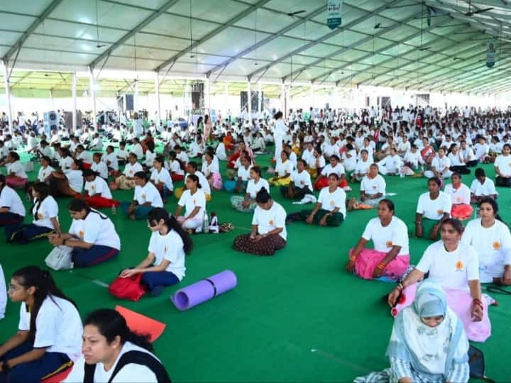 International Yoga Day 2023 World yoga day 21 thousand people did yoga together in Raipur ann Yoga Day 2023: रायपुर में 21 हजार लोगों ने किया एक साथ योग, 4 राज्यों की व्हीलचेयर क्रिकेट टीम ने भी लिया हिस्सा