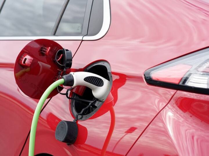 Punjab government announce 300 crore incentives for electric vehicle for next three years Punjab EV Policy 2023: इलेक्ट्रिक गाड़ियों पर केंद्र ने कम की सब्सिडी तो इस राज्य ने भरा दम, देगा 300 करोड़ रुपये का इंसेंटिव