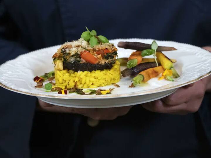 While the main course will feature Stuffed Portobello Mushrooms and Creamy Saffron-infused Risotto, complemented by Sumac-roasted Sea Bass with a delectable Lemon-Dill Yogurt Sauce. (Image Source: Twitter/@jankibaat1)