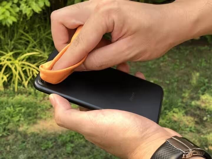 Smartphone Camera Tips: ભારતીય માર્કેટમાં આજકાલ કેમેરા ફોનનો જબરદસ્ત ક્રેઝ જોવા મળી રહ્યો છે. મોટાભાગના યૂઝર્સ પોતાના ફોનમાં સારામાં સારા કેમેરા ફિચર્સને લાવવાનો પ્રયાસ કરે છે. પરંતુ તમને ખબર છે ફોનના કેમેરાને પણ સારી રીતે સાચવવો જરૂરી છે, જાણો કઇ કઇ ભૂલો સ્માર્ટફોનના કેમેરા સાથે ના કરવી જોઇએ. મોબાઈલમાંથી સારા ફોટા લેવા માટે કેમેરા સાફ રાખવા જરૂરી છે. આજે અમે તમને અહીં બતાવી રહ્યાં છીએ કે, કેમેરા સાફ કરતી વખતે તમારે શું કરવું જોઈએ અને શું ન કરવું જોઈએ.....