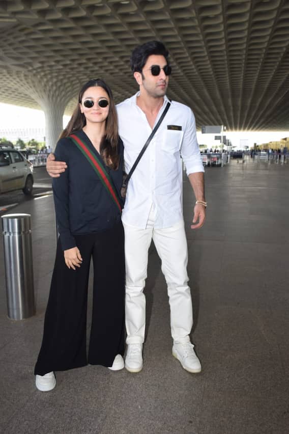 क्लीन शेव लुक में वाइफ Alia Bhatt संग एयरपोर्ट पर स्पॉट हुए Ranbir Kapoor,  ब्लैक आउटफिट पर स्लिंग बैग लिए एक्ट्रेस भी लगीं  कूल