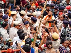 दिल्ली में मंदिर पर 'महाभारत', अवैध ग्रिल तोड़ने पहुंची टीम से भिड़े प्रदर्शनकारी, भारी सुरक्षाबल की तैनाती