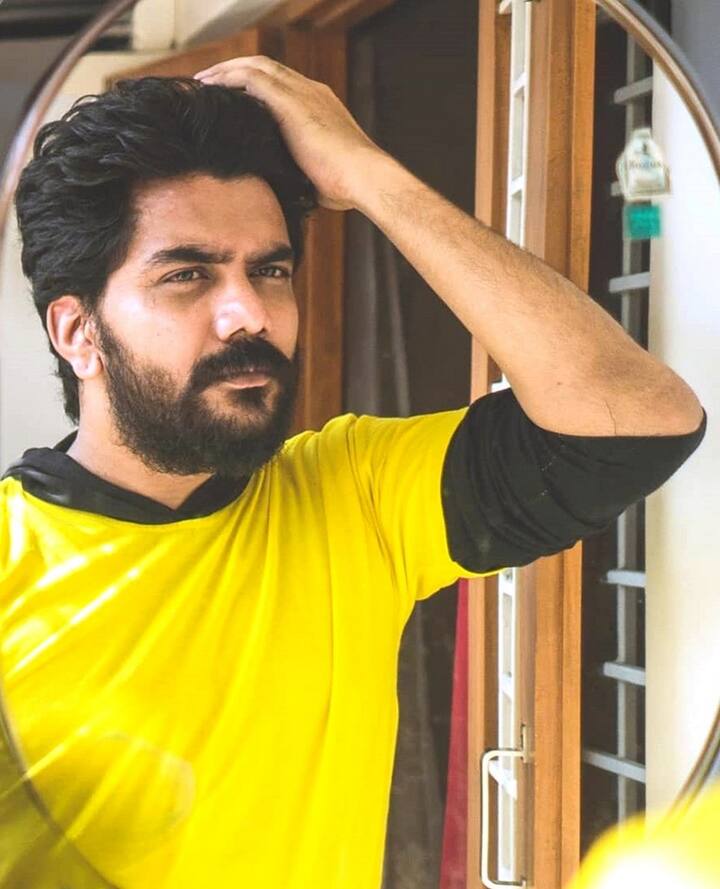 பீட்சா, இன்று நேற்று நாளை , சத்ரியன் ஆகிய படங்களில் சிறிய வேடங்களில் நடித்து வந்தார்.