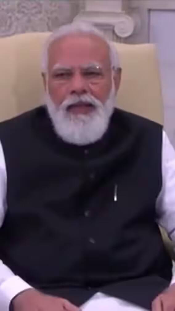 'મન કી બાત' કાર્યક્રમમાં મોદી જળ સંરક્ષણની વાત કરે છે, ખેતીની વાત કરે છે. ગ્રામીણ જીવન અને તેના પડકારો વિશે લોકોને જાગૃત કરો. એવા ઘણા કારણો છે જેના કારણે પીએમ મોદી જનતામાં મજબૂત પકડ જાળવી રાખે છે.