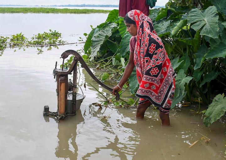 অসম রাজ্য বিপর্যয় মোকাবিলা দফতরের তরফে জানানো হয়েছে, লাগোয়া রাজ্য ও প্রতিবেশি দেশ ভূটানের তুমুল বর্ষণের জেরে বেশ কয়েকটি নদীর জলস্তর বিপদসীমার উপর দিয়ে বইছে।