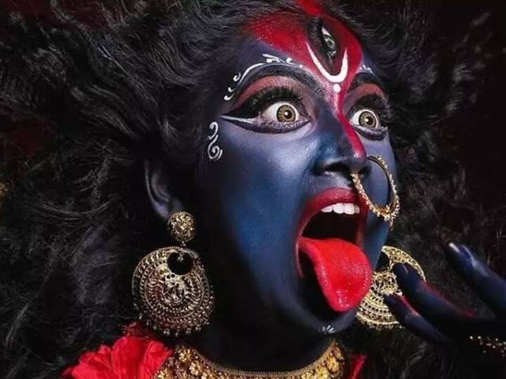 अगर आप करियर में मन मुताबिक सफलता नहीं मिल रही, विरोधी आड़े आ रहा है तो गुप्त नवरात्रि में शुक्रवार को माता काली को गुड़ का भोग लगाएं और फिर इसे गरीबों में बांट दें. मान्यता है इससे शत्रु शांत होगा.