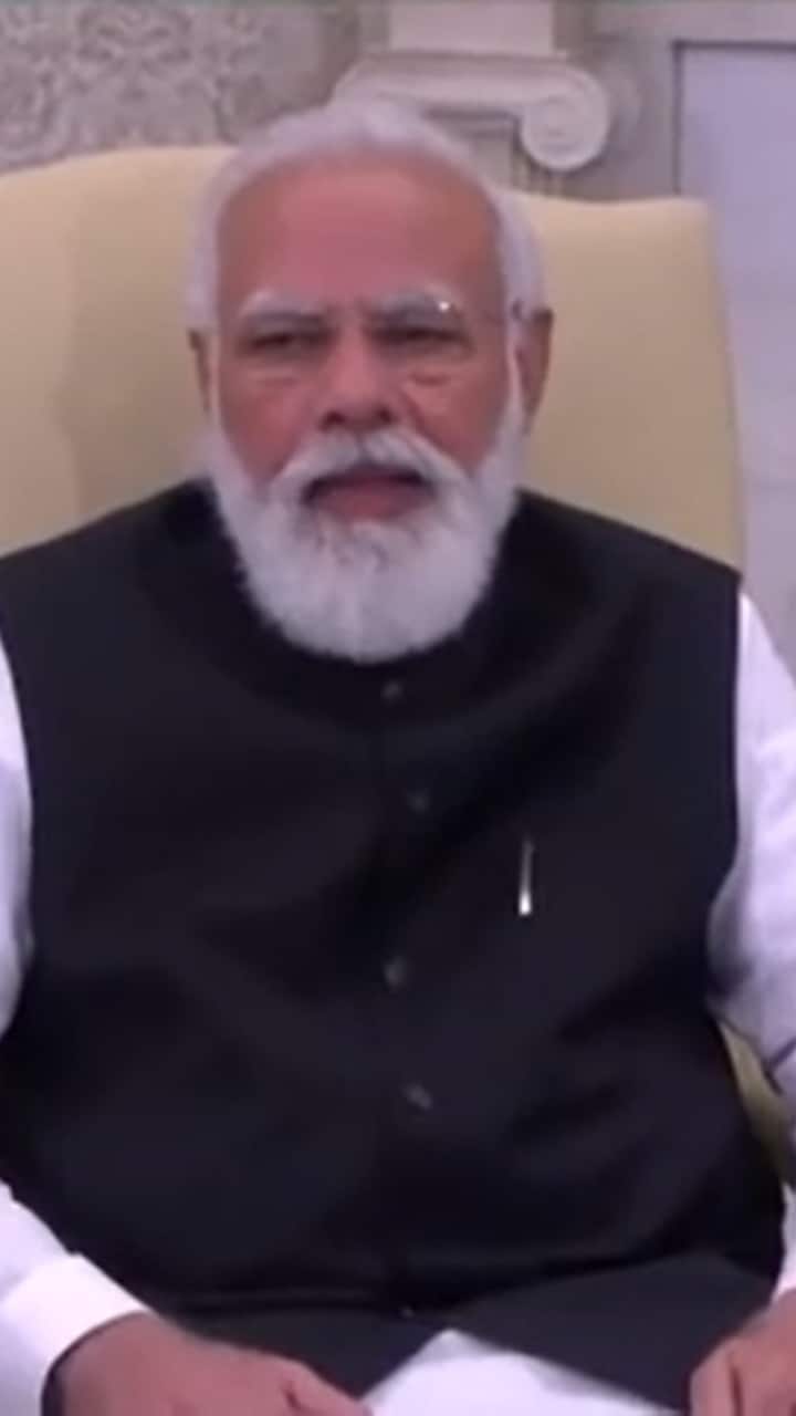 'मन की बात' कार्यक्रम में मोदी जलसंरक्षण पर बात करते हैं, खेती किसानी की बात करते हैं. ग्रामीण जीवन और उसकी चुनौतियों को लेकर लोगों को जागरुक करते हैं. ऐसी ही बहुत-सी वजहें हैं कि पीएम मोदी जनता के बीच में मजबूती से पकड़ बनाए रखते हैं.