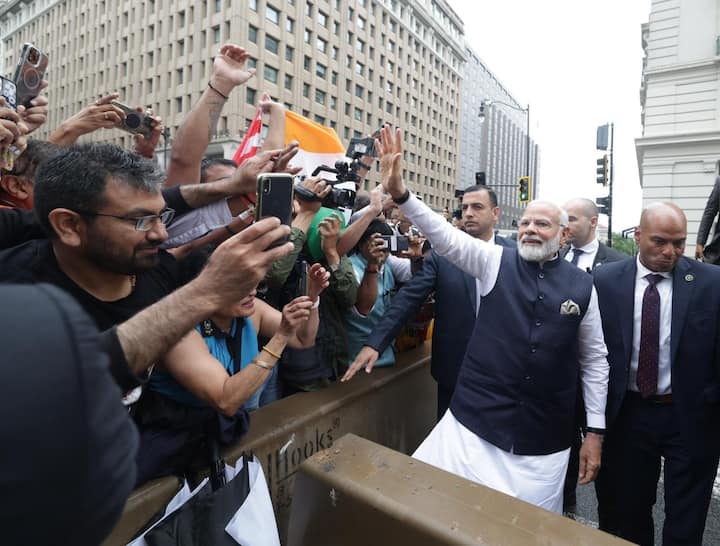 पंतप्रधानांकडून मुलाच्या टीशर्ट वर ऑटोग्राफ देण्यात आली