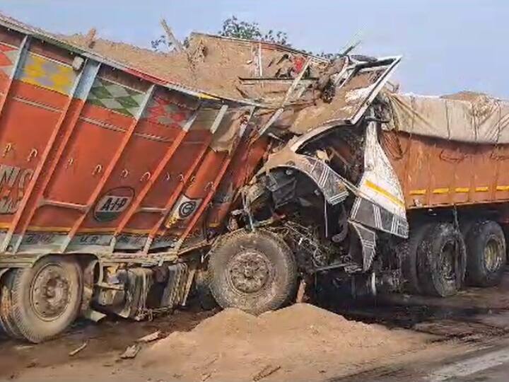 Heavy collision between sand laden truck and trailer in Kaushambi, three killed, dead bodies removed from vehicle