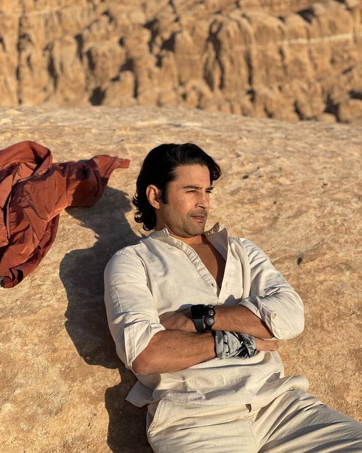 'जब्कि मैंने बहुत सी महिलाओं से सुना है कि वो अंदर से गंदा महसूस करती हैं. पर मुझे अंदर से गंदा महसूस नहीं हुआ.मैंने मन ही मन उस व्यक्ति को गाली दी और कहा, 'सॉरी बॉस, मैं इसके आगे झुकने वाला नहीं हूं.' पुरुष और महिलाएं अलग-अलग तरह से बने हैं लेकिन अब चीजें काफी बदल गई हैं.