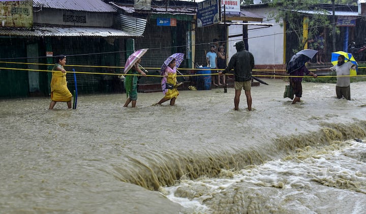 জেলা প্রশাসন ১৪টি ত্রাণ শিবির এবং ১৭টি ত্রাণ বিতরণ কেন্দ্র চালু করেছে এর মধ্যেই।