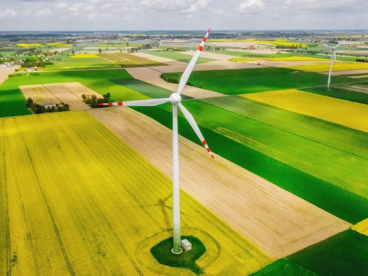 How windmills makes electricity: आपने देखा होगा कि पवनचक्की के ब्लेड बहुत धीरे-धीरे घूमते हैं. ऐसे में मन में यह सवाल आता है कि इतनी धीमी रफ्तार पर आखिर ये बिजली कैसे बना लेते हैं?