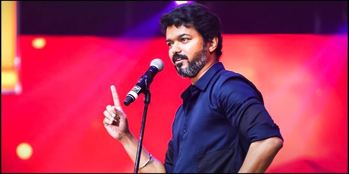 பிகில் படத்தில் இசை வெளியீட்டு விழாவில் விஜய் சொன்ன குட்டி ஸ்டோரி இதுதான். பூக்கடையில் வேலை செய்யும் ஒரு பையனுக்கு திடீரென வேலை போய் விடுகிறது. அந்த பையனுக்கு வேண்டியபட்டவர் ஒருவர் பட்டாசு கடையில் வேலைக்கு சேர்த்து விடுகிறார். ஒரு பட்டாசு கூட விற்கவில்லை. என்ன என வந்து பார்த்தால் ஒரு மணிநேரத்திற்கு ஒருமுறை அந்த பையன் வாளியில் தண்ணீர் எடுத்துக்கொண்டு வந்து பூக்கள் மீது தெளிப்பது போல பட்டாசு மீது தெளித்துள்ளான். அவனை சொல்லி குற்றமில்லை. என் என்றால் அவன் தொழில் பக்தி அந்த மாதிரி. அதனால் யார் யாருக்கு என்ன திறமை இருக்கிறதோ அந்த வேலையை அவர்களுக்கு கொடுக்க வேண்டும் என்றார்.