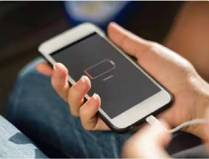 ਬੈਕਗ੍ਰਾਉਂਡ ਡੇਟਾ ਸਿੰਕ ਅਤੇ ਐਪਸ ਦੇ ਰੀਪਲੇਅ ਨੂੰ ਬੰਦ ਕਰੋ: ਕੁਝ ਐਪਸ ਬੈਕਗ੍ਰਾਉਂਡ ਵਿੱਚ ਡੇਟਾ ਸਿੰਕ ਕਰਦੇ ਰਹਿੰਦੇ ਹਨ ਜੋ ਬੈਟਰੀ ਦੀ ਵਰਤੋਂ ਕਰਦੇ ਹਨ। ਇਹਨਾਂ ਐਪਾਂ ਨੂੰ ਅੱਪਡੇਟ ਕਰਨ ਅਤੇ ਮੁੜ ਚਲਾਉਣ ਤੋਂ ਪਹਿਲਾਂ ਬੰਦ ਕਰੋ।