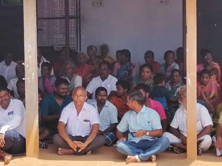 Citizens who locked Tasmac shop near Karur TNN கரூர் அருகே டாஸ்மாக் கடையை பூட்டி போராட்டத்தில் குதித்த பொதுமக்கள்