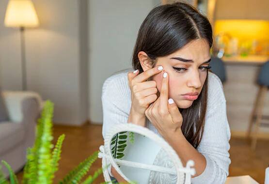 व्हिटॅमिन बी12 च्या कमतरतेमुळे हात-पायांमध्ये मुंग्या येतात.याशिवाय शरीराच्या कोणत्याही भागात  जळजळ आणि सुई टोचल्याचा अनुभव येतो.याला वैद्यकीय भाषेत पॅरेस्थेशिया म्हणतात.