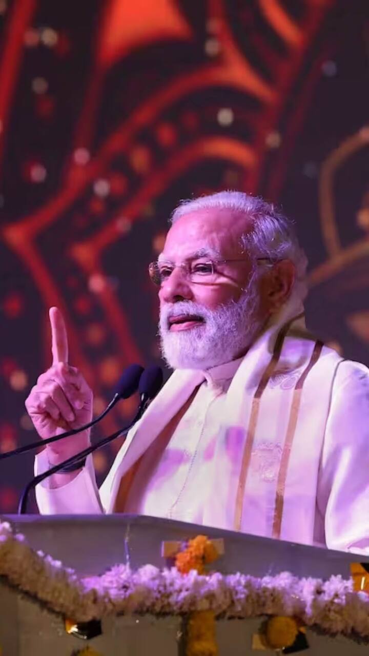 कोरोना महामारी के दौरान भी पीएम मोदी ने 'मन की बात' कार्यक्रम के लोगों से संवाद बनाए रखा. इस कार्यक्रम में वो ऐसे लोगों के बारे में भी बातें करते हैं जो अपने प्रयासों से छोटे-छोटे बदलाव ला रहे हैं.
