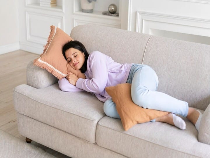 health tips sleeping with pillow benefits in hindi घुटनों के बीच में तकिया रखकर सोने के हैं 5 गजब फायदे, बैक पेन से लेकर सायटिका तक के दर्द से मिलेगा छुटकारा