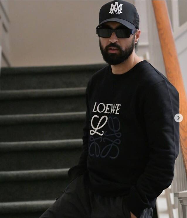 ਦੱਸ ਦੇਈਏ ਕਿ ਕਲਾਕਾਰ ਆਪਣੇ ਸੋਸ਼ਲ਼ ਮੀਡੀਆ ਹੈਂਡਲ ਉੱਪਰ ਹਮੇਸ਼ਾ ਐਕਟਿਵ ਰਹਿੰਦੇ ਹਨ। ਉਹ ਪ੍ਰਸ਼ੰਸਕਾਂ ਨਾਲ ਆਪਣੀਆਂ ਸ਼ਾਨਦਾਰ ਤਸਵੀਰਾਂ ਸ਼ੇਅਰ ਕਰਦੇ ਰਹਿੰਦੇ ਹਨ। ਇਸ ਵਿਚਾਲੇ ਉਹ ਕੁਦਰਤ ਨਾਲ ਸਮਾਂ ਬਿਤਾਉਂਦੇ ਹੋਏ ਦਿਖਾਈ ਦੇ ਰਹੇ ਹਨ।