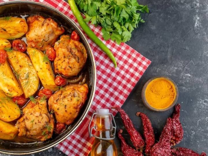 इस स्वादिष्ट पनीर गोल्डन फ्राई डिश को शाम की चाय के साथ परोसें और अपनी पसंद के गर्म पेय के साथ परोसें. एक कटोरे में कॉर्नफ्लोर, नमक, काली मिर्च पाउडर, लाल मिर्च पाउडर, गरम मसाला और धनिया पाउडर डालें. घोल बनाने के लिए आवश्यकतानुसार पानी डालें.अब पनीर को छोटे-छोटे क्यूब्स में काट लें और एक बाउल में इकट्ठा कर लें. - इसमें नींबू का रस डालें और पनीर के टुकड़ों को अच्छी तरह मिला लें.