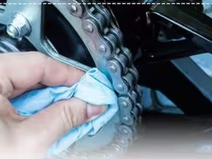 Bike care tips for rainy season clean bike chain itself to avoid any problem in rain Bike Chain Cleaning Tips: बारिश में अपनी बाइक की चैन का खुद रखें खयाल, नहीं तो खर्च करना पड़ सकता है जेब का माल