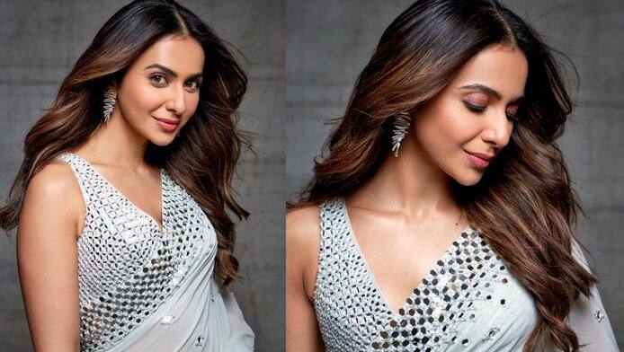 Rakul Preet Singh Pics: ਅਦਾਕਾਰਾ ਰਕੁਲ ਪ੍ਰੀਤ ਸਿੰਘ ਨੇ ਸੋਸ਼ਲ ਮੀਡੀਆ 'ਤੇ ਆਪਣੀਆਂ ਹੌਟ ਅਤੇ ਬੋਲਡ ਤਸਵੀਰਾਂ ਸ਼ੇਅਰ ਕਰਕੇ ਪ੍ਰਸ਼ੰਸਕਾਂ ਦਾ ਦਿਲ ਜਿੱਤ ਲਿਆ ਹੈ। ਤਾਂ ਆਓ ਤੁਹਾਨੂੰ ਦਿਖਾਉਂਦੇ ਹਾਂ ਇਹ ਤਸਵੀਰਾਂ।