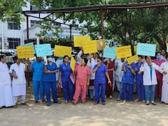 स्टाफ की कमी से जूझ रहा है जगदलपुर का डिमरापाल सरकारी अस्पताल, भर्ती की मांग को लेकर नर्सों की अनिश्चितकालीन हड़ताल