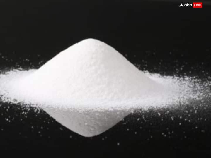 परिवार का कोई सदस्य गंभीर बीमारी से पीड़ित है तो शुक्रवार के दिन माता काली के चरणों में श्वेत अबीर अर्पित करें. मान्यता है कि मां काली की कृपा से इससे सेहत में जल्द सुधार हो सकता है.