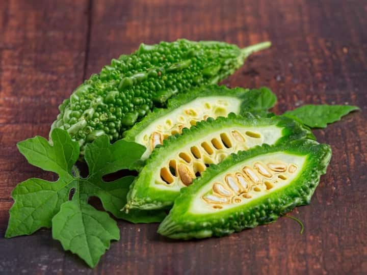 China Employees Were Punished For Eating Karela Bitter Gourd Viral News खराब काम करने वाले स्टाफ को चीन ने दी 'कच्चा करेला' खाने की सजा, अब दुनियाभर में हो रही थू-थू